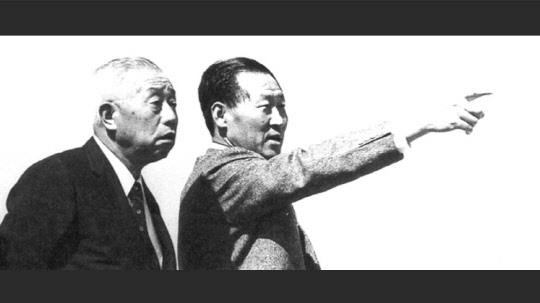 1972년 10월 가와사키중공업 일행과 현대울산조선소 부지를 살피는 고(故) 아산 정주영(명예회장 오른쪽). 1970년대는 우리나라 중화학 공업의 여명기로, 현대울산조선소 건설은 그 첫 발을 내디딘 역사적 사건이었다.  자료: 아산정주영닷컴